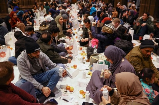 Suasana Gereja Katedral Manchester Jadi Tempat Buka Puasa Bersama Muslim Inggris