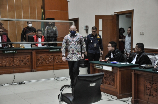 Ekspresi Teddy Minahasa Jalani Sidang Tuntutan Kasus Narkoba