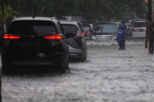 Diguyur Hujan Lebat, Jalan Tebet Barat Raya Banjir Setinggi Lutut