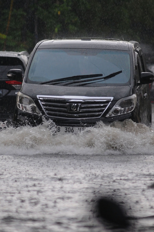 Diguyur Hujan Lebat, Jalan Tebet Barat Raya Banjir Setinggi Lutut