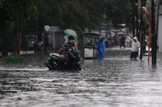 Diguyur Hujan Lebat, Jalan Tebet Barat Raya Banjir Setinggi Lutut