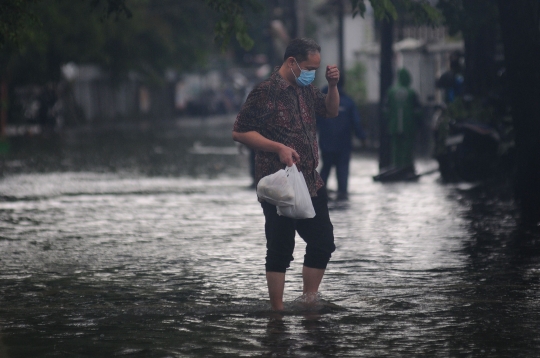 Diguyur Hujan Lebat, Jalan Tebet Barat Raya Banjir Setinggi Lutut