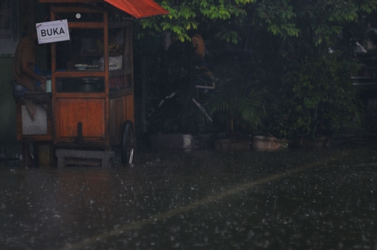 Diguyur Hujan Lebat, Jalan Tebet Barat Raya Banjir Setinggi Lutut