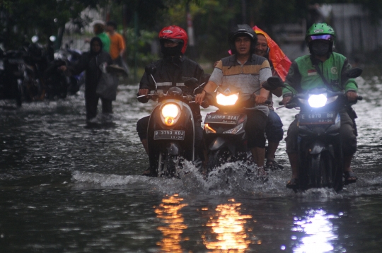 Diguyur Hujan Lebat, Jalan Tebet Barat Raya Banjir Setinggi Lutut