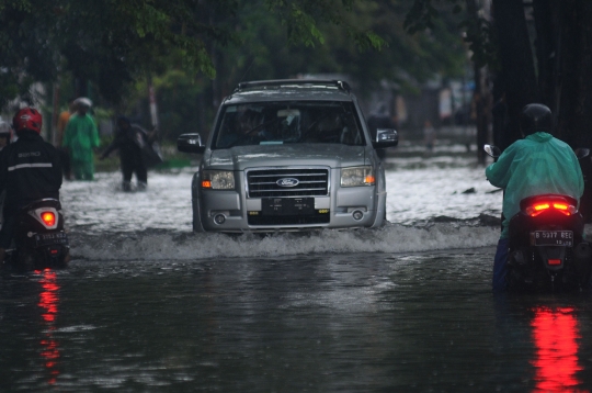 Diguyur Hujan Lebat, Jalan Tebet Barat Raya Banjir Setinggi Lutut