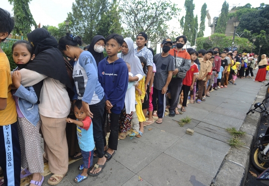 Ratusan Warga Mengantre Takjil Gratis dari Pemkab Bogor