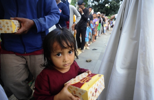 Ratusan Warga Mengantre Takjil Gratis dari Pemkab Bogor