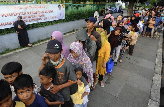 Ratusan Warga Mengantre Takjil Gratis dari Pemkab Bogor