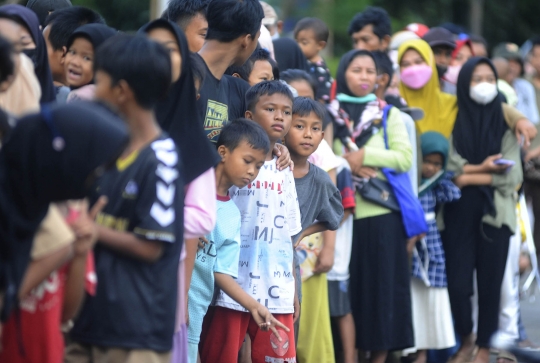 Ratusan Warga Mengantre Takjil Gratis dari Pemkab Bogor