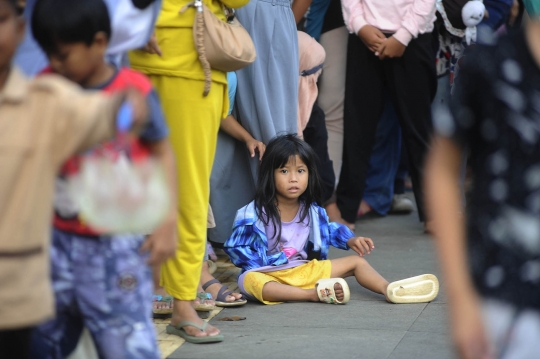 Ratusan Warga Mengantre Takjil Gratis dari Pemkab Bogor