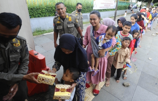 Ratusan Warga Mengantre Takjil Gratis dari Pemkab Bogor