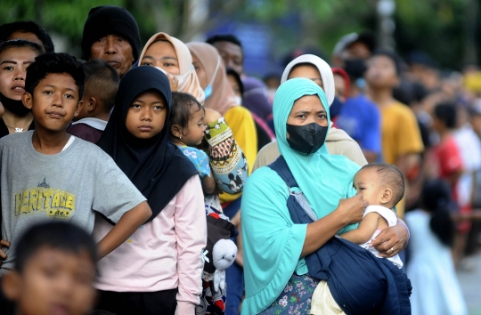 Ratusan Warga Mengantre Takjil Gratis dari Pemkab Bogor