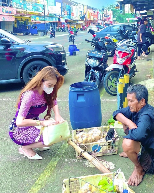 Potret Ibu Kombes Cantik Heni Tania Ngabuburit Sambil Beli Takjil Cilok Pinggir Jalan