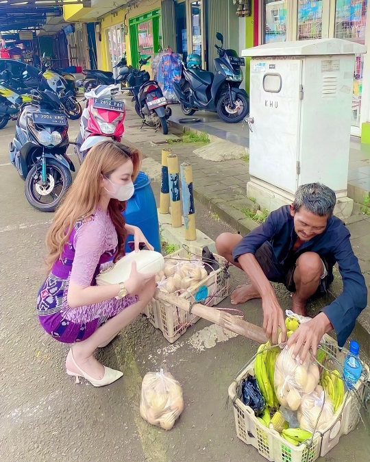 Potret Ibu Kombes Cantik Heni Tania Ngabuburit Sambil Beli Takjil Cilok Pinggir Jalan