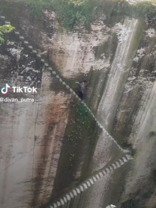 Potret Tebing Curam Tambang Batu Kumbung Tuban, 'Bapak Turun Tangga Aku yang Lemes'