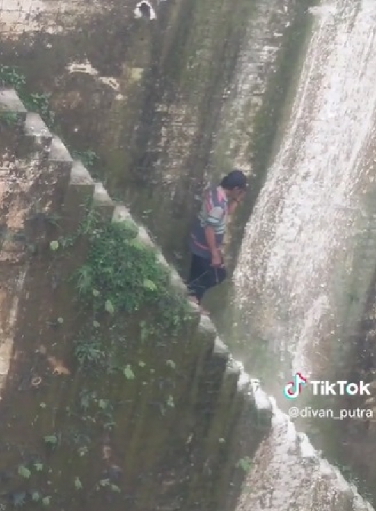 Potret Tebing Curam Tambang Batu Kumbung Tuban, 'Bapak Turun Tangga Aku yang Lemes'