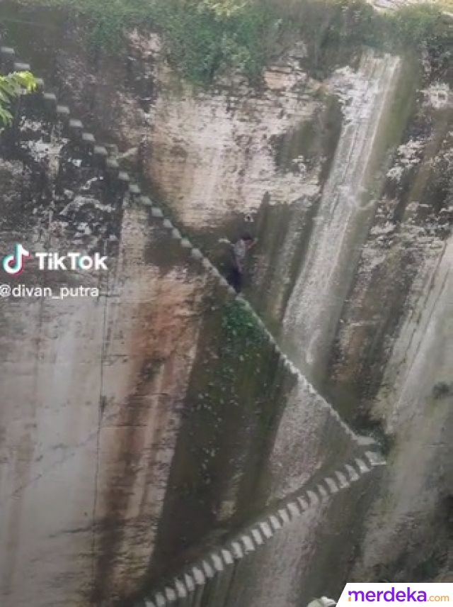 Sebuah video memperlihatkan begitu curamnya akses menuju lokasi tambang Batu Kumbung di Tuban, Jawa Timur. Momen ini terekam dalam unggahan video yang diunggah akun TikTok @divan_putra. 