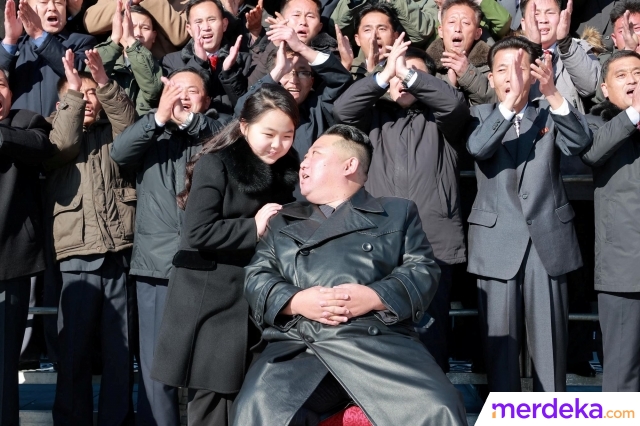 Pemimpin Korea Utara Kim Jong Un dan putrinya menghadiri sesi foto dengan para ilmuwan, insinyur, pejabat militer, dan lainnya yang terlibat dalam uji coba rudal balistik antarbenua (ICBM) baru Hwasong-17 negara itu dalam foto tak bertanggal yang dirilis pada 27 November , 2022 oleh Korean Central News Agency (KCNA) Korea Utara KCNA via REUTERS