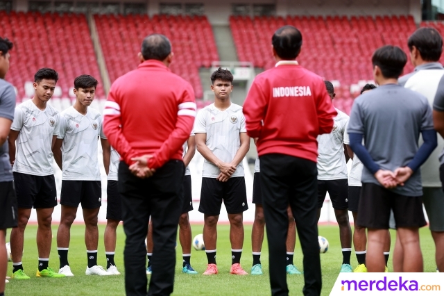 Presiden Joko Widodo atau Jokowi menemui para pemain Timnas Indonesia U-20 yang menjalani latihan di Stadion Utama Gelora Bung Karno (SUGBK), Jakarta Pusat, Sabtu (1/4/2023). Pada kesempatan tersebut Presiden memberikan motivasi kepada para pemain Timnas Indonesia U-20 agar bangkit dari keterpurukan setelah Indonesia batal menjadi tuan rumah Piala Dunia U-20 2023.