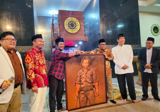 Lukisan Gambar Mahfud MD Dipamerkan di Kampus, Gayanya Sangar Pegang Pistol