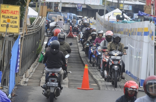 Jembatan Darurat Cikereteg Hanya Bisa Dilalui Motor