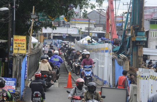 Jembatan Darurat Cikereteg Hanya Bisa Dilalui Motor