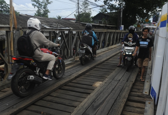 Jembatan Darurat Cikereteg Hanya Bisa Dilalui Motor