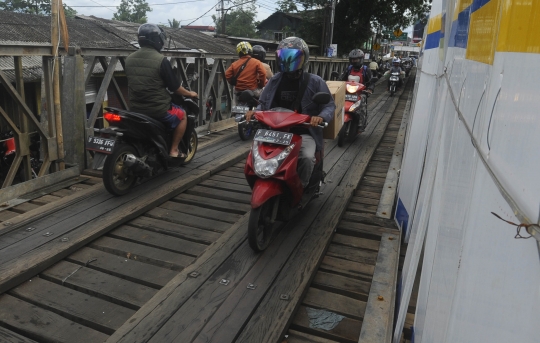 Jembatan Darurat Cikereteg Hanya Bisa Dilalui Motor