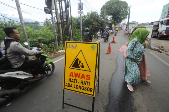 Jembatan Darurat Cikereteg Hanya Bisa Dilalui Motor