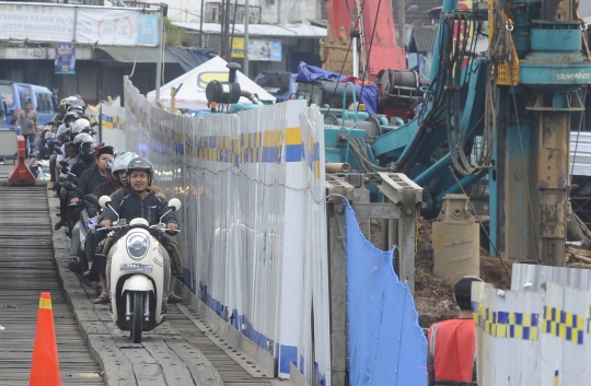 Jembatan Darurat Cikereteg Hanya Bisa Dilalui Motor