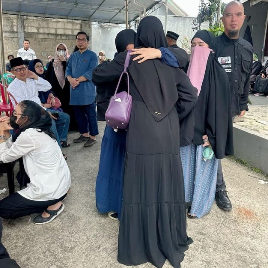 Ayah Tissa Biani Meninggal Dunia, Ini Momen Keluarga Ahmad Dhani Takziah