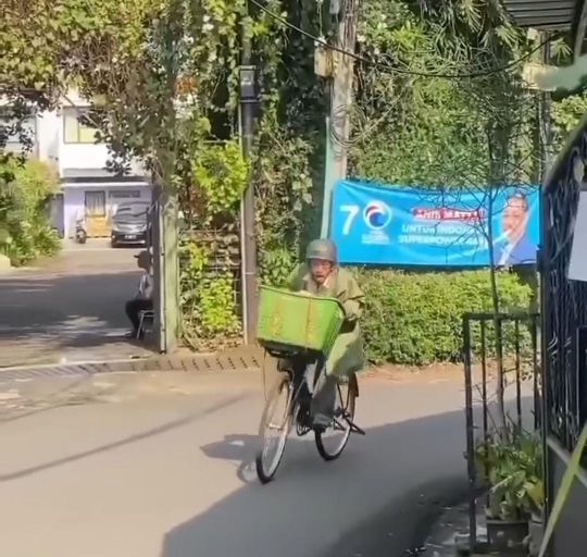 Perjuangan Epy Kusnandar Kayuh Sepeda Ontel Jualan Kerupuk Keliling Komplek