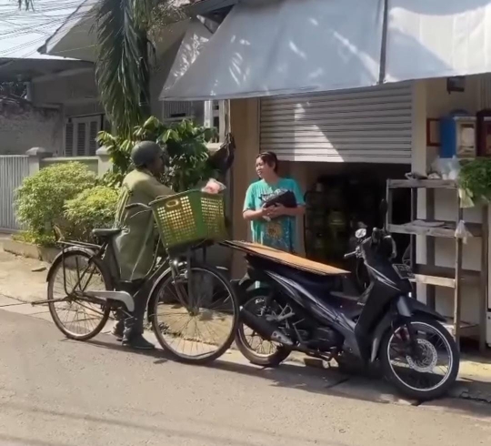Perjuangan Epy Kusnandar Kayuh Sepeda Ontel Jualan Kerupuk Keliling Komplek