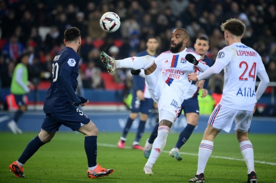 Duel Messi dan Mbappe Dianggap Buntu Usai PSG Ditekuk Lyon 0-1