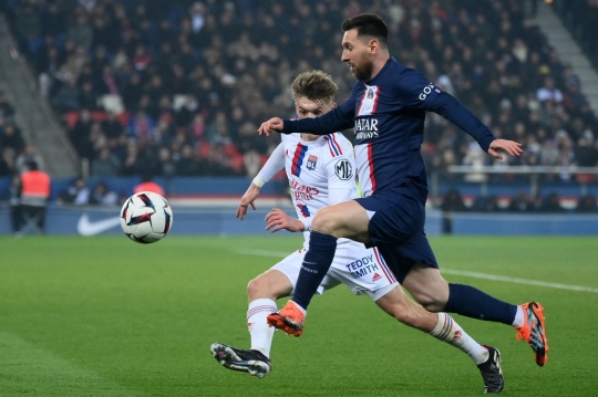 Duel Messi dan Mbappe Dianggap Buntu Usai PSG Ditekuk Lyon 0-1