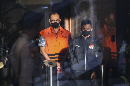 Ekspresi Rafael Alun Diborgol dan Pakai Rompi Oranye Usai Ditahan KPK