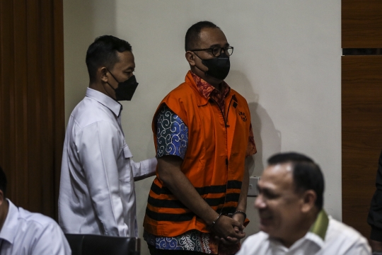 Ekspresi Rafael Alun Diborgol dan Pakai Rompi Oranye Usai Ditahan KPK