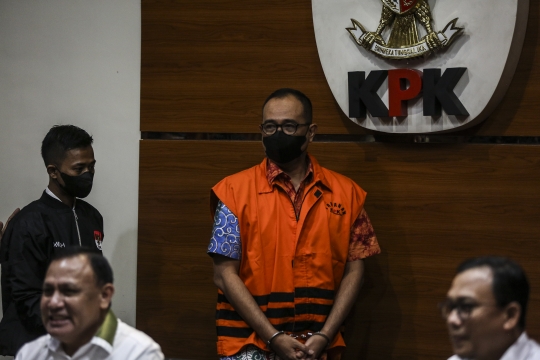 Ekspresi Rafael Alun Diborgol dan Pakai Rompi Oranye Usai Ditahan KPK