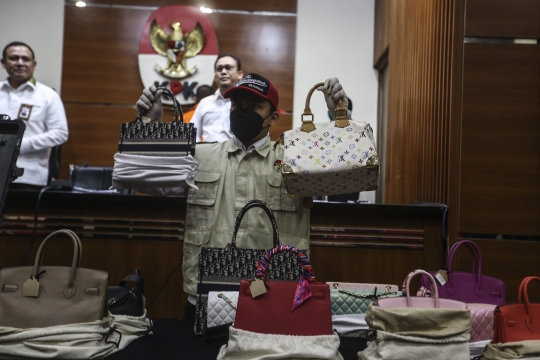 Penampakan Barang Bukti Rp32,2 Miliar dan Barang Mewah Rafael Alun yang Disita KPK