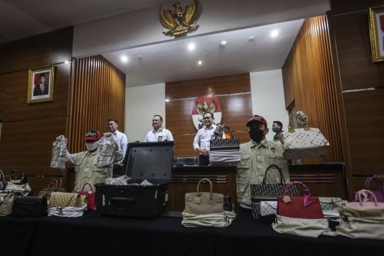 Penampakan Barang Bukti Rp32,2 Miliar dan Barang Mewah Rafael Alun yang Disita KPK