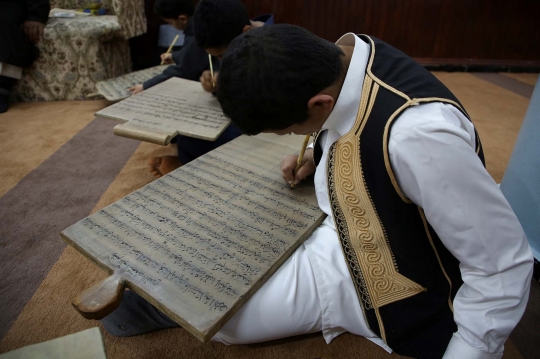 Semangat Anak-Anak Libya Menghafal Alquran dengan Papan Kayu