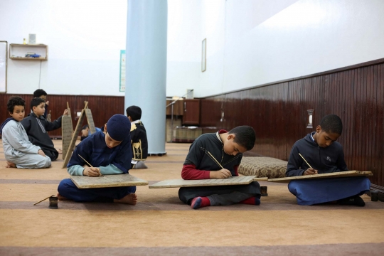 Semangat Anak-Anak Libya Menghafal Alquran dengan Papan Kayu