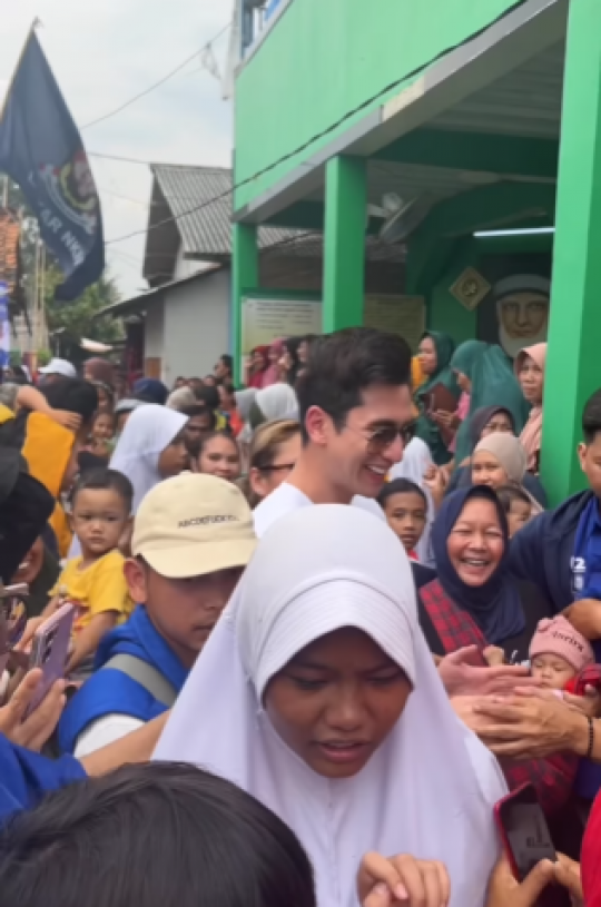 Penuh Keseruan, Intip Momen Verrell Bramasta Blusukan ke Pemukiman Warga