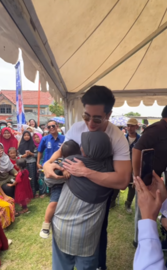 Penuh Keseruan, Intip Momen Verrell Bramasta Blusukan ke Pemukiman Warga