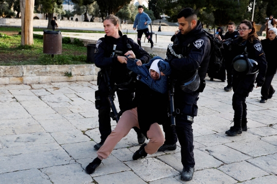 Aksi Polisi Israel Serbu dan Usir Warga Palestina dari Masjid Al-Aqsa