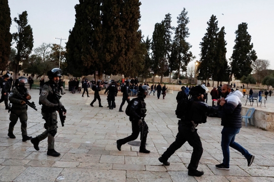 Aksi Polisi Israel Serbu dan Usir Warga Palestina dari Masjid Al-Aqsa