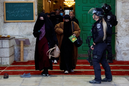 Aksi Polisi Israel Serbu dan Usir Warga Palestina dari Masjid Al-Aqsa