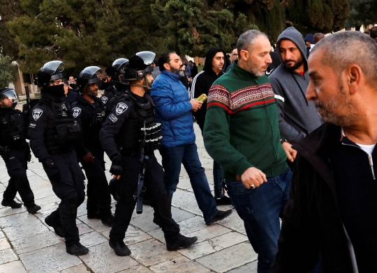 Aksi Polisi Israel Serbu dan Usir Warga Palestina dari Masjid Al-Aqsa