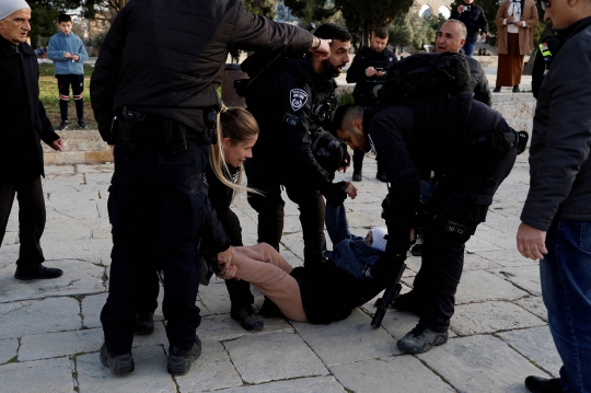 Aksi Polisi Israel Serbu dan Usir Warga Palestina dari Masjid Al-Aqsa