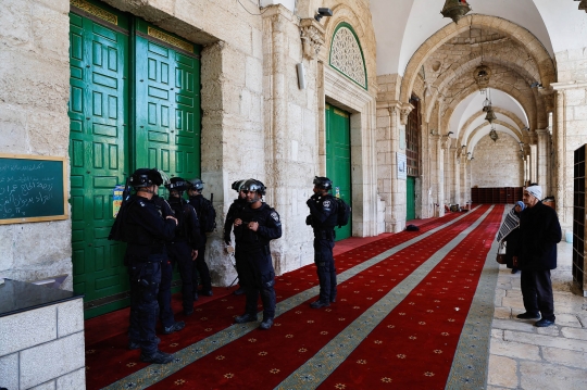 Aksi Polisi Israel Serbu dan Usir Warga Palestina dari Masjid Al-Aqsa